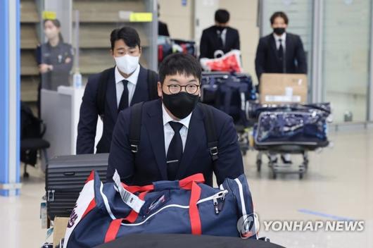 굳은 표정의 김현수 (영종도=연합뉴스) 류영석 기자 = 2023 월드베이스볼클래식(WBC)에 출전한 김현수 등 한국 야구대표팀 선수들이 14일 오후 인천국제공항 2터미널을 통해 귀국해 이동하고 있다. 대표팀은 대회 1라운드 2승 2패를 기록해 8강 진출에 실패했다.