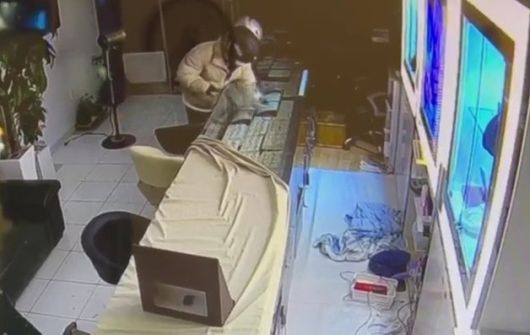 2022년 12월 2일 오전 광주 동구 충장로 귀금속 거리 한 금은방에서 10대들이 절도 행각을 벌이고 있는 모습이 담긴 폐쇄회로(CC)TV 영상 일부. (사진 = 독자 제공) 2022.12.02. photo@newsis.com /사진=뉴시스