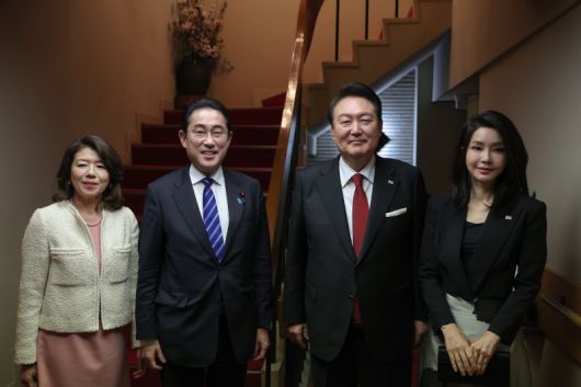 [도쿄=뉴시스] 전신 기자 = 윤석열 대통령과 부인 김건희 여사, 기시다 후미오 일본 총리와 부인 기시다 유코 여사가 16일 도쿄 긴자 요시자와 식당에서 친교 만찬 전 기념촬영을 하고 있다. 2023.03.16. photo1006@newsis.com /사진=뉴시스