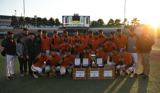 한화 이글스기에서 환하게 웃고 있는 북일고 선수들 (사진 = 전상일)