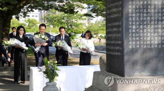 G7 정상회의 참관국 자격으로 일본을 방문 중인 윤석열 대통령과 부인 김건희 여사, 기시다 후미오 일본 총리와 부인 기시다 유코 여사가 21일 히로시마 평화기념공원 내 한국인 원폭 희생자 위령비에 헌화하고 있다. 연합뉴스