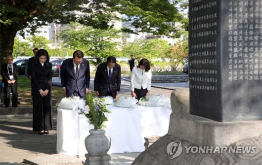 G7 정상회의 참관국 자격으로 일본을 방문 중인 윤석열 대통령과 부인 김건희 여사, 기시다 후미오 일본 총리와 부인 기시다 유코 여사가 21일 히로시마 평화기념공원 내 한국인 원폭 희생자 위령비를 공동 참배하고 있다. 연합뉴스