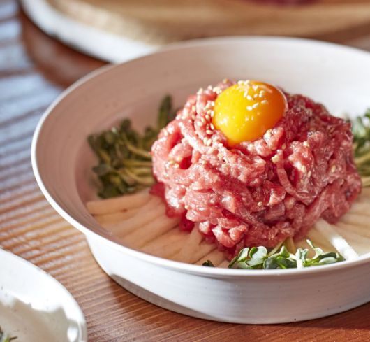 일반적으로 레드와인에는 한우와 같은 붉은 육류의 음식이 어울리는 것은 ‘탄닌’ 성분 때문이다.