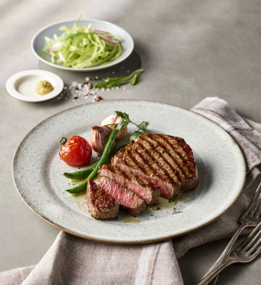 안심, 등심과 같은 일반적인 구이용 부위 외에도 업진살, 제비추리, 토시살 등 풍부한 육향을 느낄 수 있는 한우 특수부위를 구워서 함께 먹으면 궁합이 좋다.