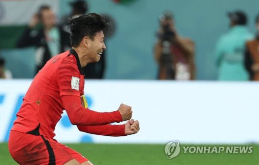2-1 승리한 한국 (알라이얀=연합뉴스) 임헌정 기자 = 3일 오전(한국시간) 카타르 알라이얀의 에듀케이션 시티 스타디움에서 열린 2022 카타르 월드컵 조별리그 H조 3차전 대한민국과 포르투갈 경기. 2-1로 경기가 종료되자 손흥민이 기뻐하고 있다.