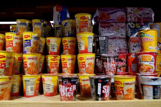 인도 뉴델리 에어로시티 월드마켓에 자리한 식료품점 매대에 신라면과 불닭볶음면이 놓여 있다. 사진=박문수 기자