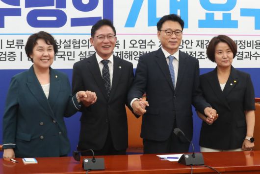 (서울=뉴스1) 송원영 기자 = 박광온 더불어민주당 원내대표와 배진교 정의당 원내대표가 3일 오전 서울 여의도 국회에서 현안 논의 관련 회동을 하고 있다. 왼쪽부터 더불어민주당 정춘숙 의원, 배진교 정의당 원내대표, 박광온 더불어민주당 원내대표, 이은주 정의당 원내수석부대표. 2023.7.3/뉴스1 /사진=뉴스1화상