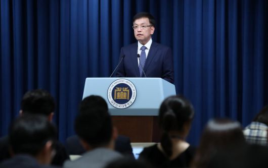 최상목 경제수석이 6일 서울 용산 대통령실 청사에서 윤석열 대통령의 리투아니아-폴란드 순방 주요 경제 일정 및 예상 성과 관련 브리핑을 하고 있다. /사진=뉴시스화상