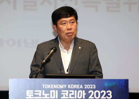 윤창현 국민의힘 의원이 지난 12일 여의도 한국거래소 국제회의장에서 열린 '토크노미 코리아 2023'에서 축사를 하고 있다. 사진=김범석 기자