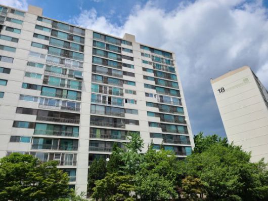 서울 서초구 삼품아파트. 사진=파이낸셜뉴스 사진DB                                    지난 22일 서울 원명초등학교에서 삼풍아파트 삼풍재건축추진준비위원회의 신탁방식 정비사업 설명회가 진행되고 있다. 사진=연지안기자                                     지난 22일 서울 원명초등학교에서 삼풍아파트 삼풍재건축추진준비위원회의 신탁방식 정비사업 설명회가 진행되고 있다. 사진=연지안기자