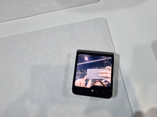 갤럭시Z플립5을 닫아도 넓은 외부 스크린을 통해 사진을 찍을 수 있다. /사진=임수빈 기자