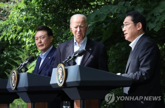 윤석열 대통령이 18일(현지시간) 워싱턴DC 인근 미국 대통령 별장인 캠프 데이비드에서 열린 한미일 정상 공동기자회견에서 기시다 후미오 일본 총리의 발언을 듣고 있다. 공동취재