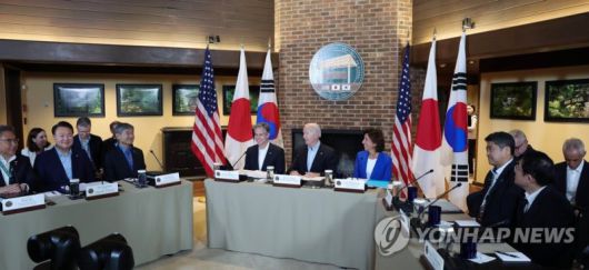 윤석열 대통령이 18일(현지시간) 워싱턴DC 인근 미국 대통령 별장인 캠프 데이비드의 로렐 로지에서 조 바이든 미국 대통령, 기시다 후미오 일본 총리와 한미일 정상회의를 하고 있다. 공동취재