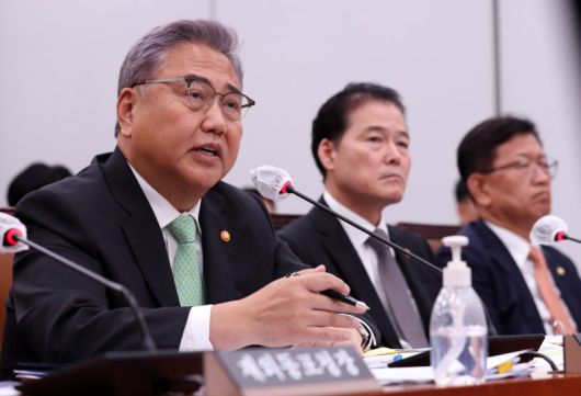 [서울=뉴시스] 이영환 기자 = 박진 외교부 장관이 23일 오전 서울 여의도 국회에서 열린 외교통일위원회 전체회의에서 의원들의 질의에 답하고 있다. 2023.08.23. 20hwan@newsis.com <저작권자ⓒ 공감언론 뉴시스통신사. 무단전재-재배포 금지.> /사진=뉴시스화상