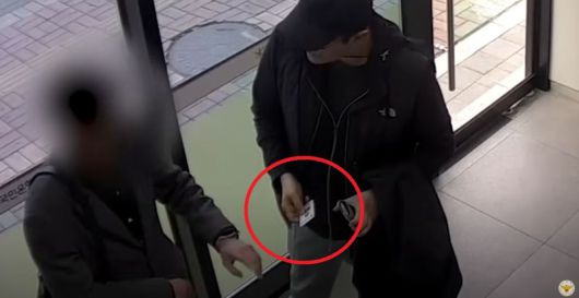 A씨에게 자신의 공무원증을 보여주는 정세원 순경. /사진=경찰청 유튜브