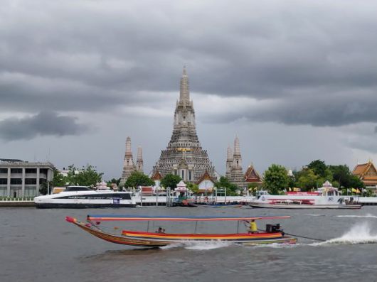 해가 지기 전 짜오프라야 강 건너편에서 바라본 '왓 아룬'