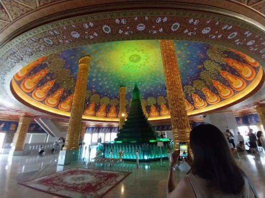 왓 빡남 파씨 짜런 상층부에 있는 녹색정원.