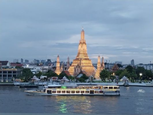 석양 무렵 짜오프라야 강 건너편에서 바라본 '왓 아룬'