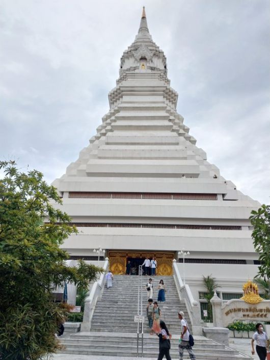 '왓 빡남 파씨 짜런'의 건축물.