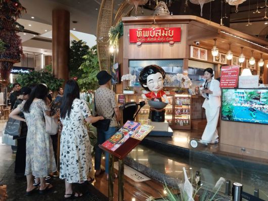 아이콘시암 내에 입점한 팟타이와 오렌지주스로 유명한 '팁싸마이' 식당.