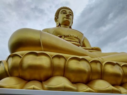 불교 사원인 '왓 빡남 파씨 짜런'에 있는 초대형 좌불상.