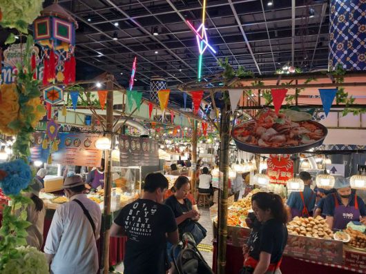 아이콘시암 지하에 있는 푸드 코트 '숙시암'의 모습.