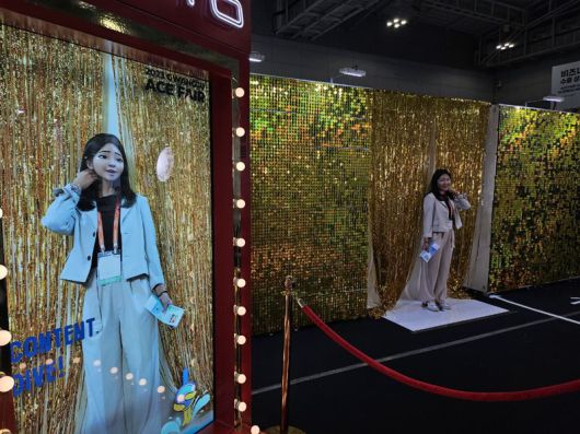 광주광역시 김대중 컨벤션센터에서 17일까지 열린 광주 에이스페어에서 나인커뮤니케이션이 전시한 프로토 홀로그램을 관람객들이 체험하고 있다. 사진=김준혁 기자                                    광주광역시 김대중 컨벤션센터에서 17일까지 열린 광주 에이스페어에서 나인커뮤니케이션이 전시한 프로토 홀로그램을 관람객들이 체험하고 있다. 사진=김준혁 기자