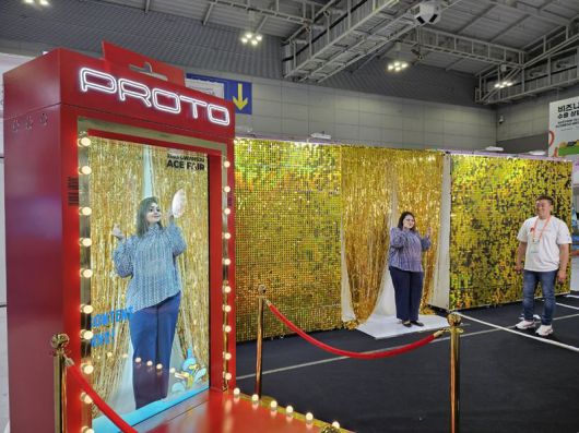 광주광역시 김대중 컨벤션센터에서 17일까지 진행된 광주 에이스페어에서 나인커뮤니케이션이 전시한 프로토 홀로그램을 관람객들이 체험하고 있다. 사진=김준혁 기자