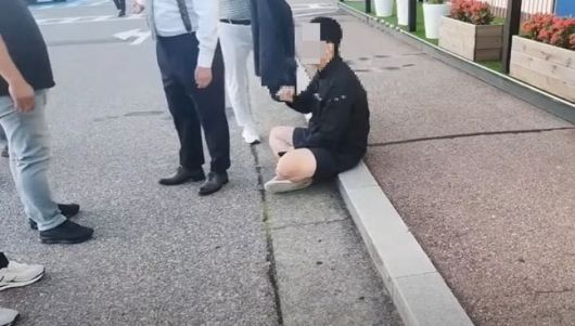 '조폭저격' 유튜버 B씨가 과거 수원의 폭력 조직원들과 승강이를 벌이는 모습. 사진=뉴시스, 유튜브 캡처