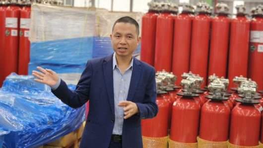 베트남 하남성 킴방 동반 4공단에 위치한 에스텍 비나에서 트란 부낫 사장이 베트남 사업에 대해 설명하고 있다. 사진=강재웅 기자                                      베트남 하노이 남투림구 마이딘1구 팜흥거리 B블럭에 위치한 새니텍 베트남에서 이충연 에스텍시스템 부사장(왼쪽)과 응웬 쯔엉 꿍 새니텍 베트남 대표가 사업소개를 하고 있다. 사진=강재웅 기자