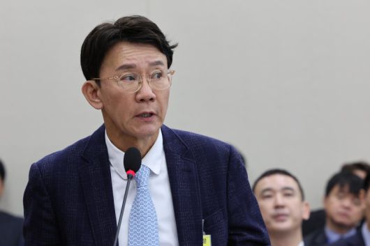 강봉구 삼성전자 부사장이 27일 서울 여의도 국회에서 열린 산업통상자원위원회의 과학기술정보방송통신위원회의 과기부 등에 대한 종합국정감사에 참고인 신분으로 출석, 의원 질의에 답하고 있다. 뉴스1