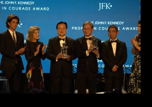 (서울=뉴스1) 오대일 기자 = 윤석열 대통령은 29일 저녁(현지시간) 미국 존 F. 케네디 재단이 수여하는 '2023년 용기 있는 사람들 상(Profile in Courage Award)'을 기시다 후미오 일본 총리와 공동 수상했다. 사진은 보스턴 JFK 재단 도서관 겸 박물관에서 개최된 시상식에서 조현동 주미대사(왼쪽 세번째)가 대리 참석한 시상식 모습. (대통령실 제공) 2023.10.30/뉴스1 /사진=뉴스1화상