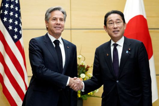 7일 토니 블링컨 미국 국무장관이 주요 7개국(G7) 회의에 앞서 기시다 후미오 일본 총리를 만나 인사를 나누고 있다. 2023.11.08 ⓒ 로이터=뉴스1 ⓒ News1 정지윤 기자 /사진=뉴스1