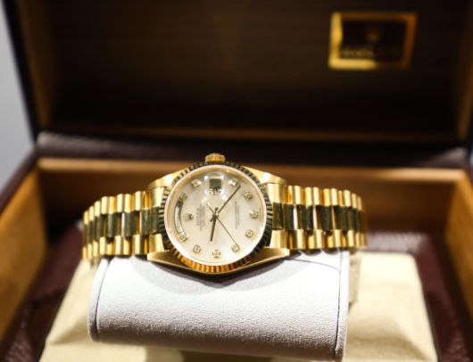 13일 서울 송파구 잠실야구장에 '2023 신한은행 쏠 KBO 한국시리즈(KS)' MVP LG 트윈스 오지환에게 전달될 롤렉스 시계가 전시돼 있다. 뉴시스