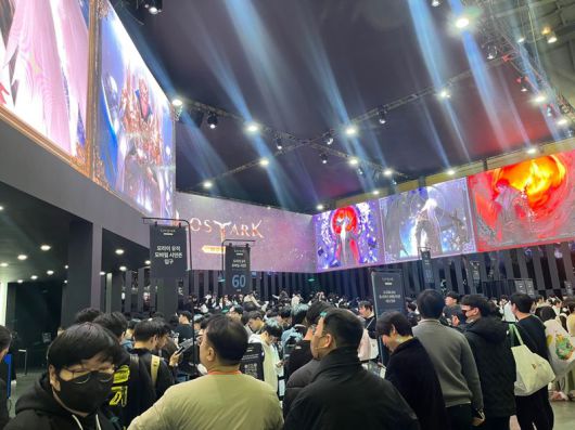 17일 국제게임전시회 '지스타2023'이 열린 부산 벡스코 내 스마일게이트 시연존에서 이용자들이 대기를 하고 있다. 사진=임수빈 기자