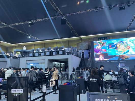 17일 국제게임전시회 '지스타2023'이 열린 부산 벡스코 내 엔씨소프트 시연존에서 이용자들이 대기하고 있다. 사진=임수빈 기자