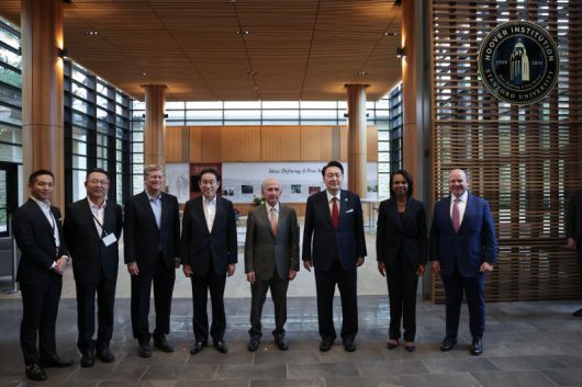 아시아태평양경제협력체(APEC) 정상회의 참석차 미국을 방문 중인 윤석열 대통령과 기시다 후미오 일본 총리가 17일(현지시간) 미국 캘리포니아주 스탠퍼드대 후버연구소에서 한일 정상 좌담회를 마치고 함께 기념촬영을 하고 있다. [공동취재] 연합뉴스