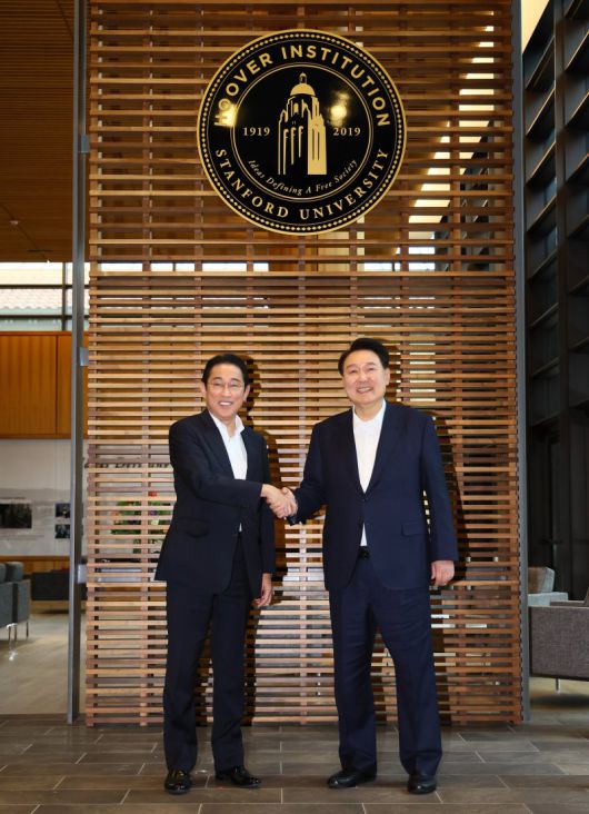 아시아태평양경제협력체(APEC) 정상회의 참석차 미국을 방문 중인 윤석열 대통령과 기시다 후미오 일본 총리가 17일(현지시간) 캘리포니아주 스탠퍼드대학교 후버연구소에서 열린 한일 정상 좌담회를 마친 뒤 기념촬영하고 있다. 공동취재