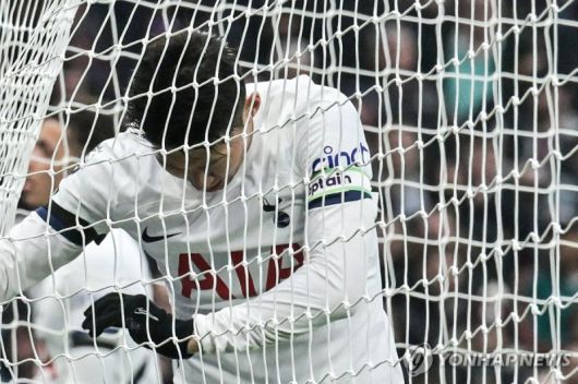 경기가 안풀려서 힘들어하는 손흥민. 하지만 손흥민은 이날 여러 차례 기회를 창출하기 위해서 노력했다. 전반에는 힐의 크로스때 결정적인 헤더 찬스를 만들기도 했었고, 후반에는 감각적인 힐패스로 동료들의 기회를 만들어주기도 했다. (사진 = 연합뉴스)