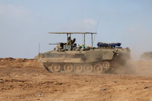 이스라엘이 가자지구 전쟁을 끝내고 나면 전세계에서 잔존하는 하마스 지도자들 암살에 나설 것이라고 월스트리트저널(WSJ)이 1일(현지시간) 보도했다. 이날 이스라엘 남부 가자지구에서 이스라엘군 장갑차 한 대가 가자지구로 진입하고 있다. EPA연합