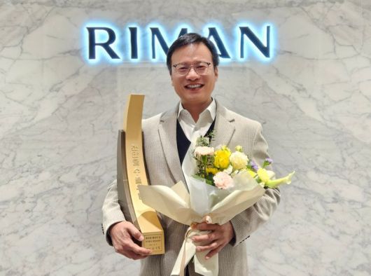 김경중 리만코리아 대표이사가 수출의 탑 수상 후 기념사진을 찍고 있다.