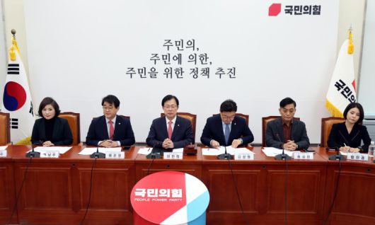 국민의힘 총선기획단.[서울=뉴시스] 조성봉 기자 = 지난달 29일 오전 서울 여의도 국회에서 열린 국민의힘 총선기획단 4차회의에서 이만희 총선기획단장을 비롯한 위원들이 회의준비를 하고 있다. 2023.11.29. suncho21@newsis.com /사진=뉴시스