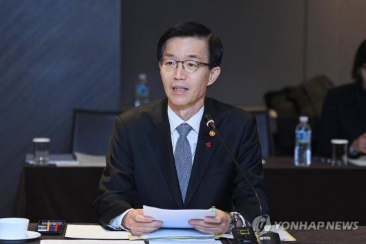 방문규 산업통상자원부 장관이 4일 서울 중구 더플라자호텔에서 열린 제30차 에너지위원회를 주재하고 있다./연합뉴스