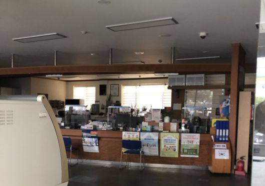 6일 울산에서 발생한 대규모 정전으로 신정5동 주민센터의 업무에 차질이 빚어지면서 등본 등을 발급 받기 위해 방문한 주민들이 발길을 돌려야만 했다. 불이 꺼진 주민센터 민원 창구 모습. 파이낸셜뉴스 사진DB