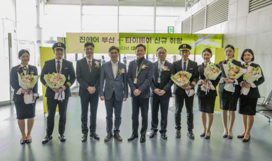 박병률 진에어 대표(왼쪽 네번째) 및 임직원들이 지난 5일 김해국제공항에서 열린 부산~타이베이 신규 노선 취항식에서 기념 촬영하고 있다. 진에어 제공