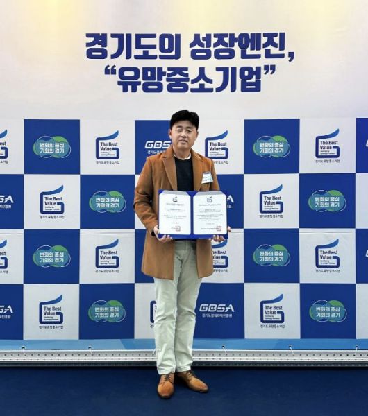 송형석 와이즈에이아이 대표이사가 수상 후 기념 촬영을 하고 있다. 사진=와이즈에이아이