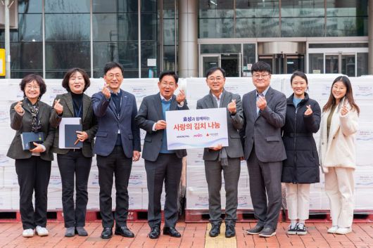 박강수 마포구청장, 최형식 효성 커뮤니케이션실 상무(왼쪽 네번째부터) 등 관계자들이 6일 서울 마포구청 앞에서 관내 취약계층을 위한 ‘사랑의 김장 김치’를 전달하고 ‘2024 희망온돌 따뜻한 겨울나기’ 사업에 성금을 전달한 뒤 기념 촬영하고 있다. 효성 제공