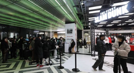 지난 1월 더현대 서울서 열린 일본 애니메이션 '더 퍼스트 슬램덩크' 팝업스토어를 보기 위한 긴 줄이 늘어서 있다. /사진=현대백화점