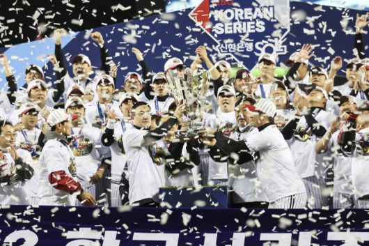 [서울=뉴시스] 김근수 기자 = 13일 서울 송파구 잠실야구장에서 열린 '2023 신한은행 쏠 KBO 한국시리즈(KS)' 5차전 kt 위즈와 LG 트윈스의 경기. 6대2로 LG 트윈스의 승리. 통합스코어 4대1로 한국시리즈 우승을 차지한 LG 트윈스 선수들이 시상식에서 트로피를 들고 우승 세리머니를 하고 있다. 2023.11.13. ks@newsis.com /사진=뉴시스