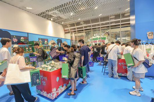 지난 7월 더현대 서울에서 열린 '빵빵이의 생일파티' 팝업스토어가 사람들로 북적이고 있다. /사진=현대백화점